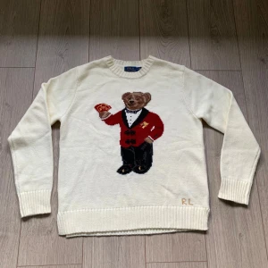 Ralph Lauren Bear/Björn tröja - Säljer en helt ny Vit stickad tröja från Polo Ralph Lauren med ikonisk björn i smoking broderad på framsidan. Hör av er om ni har några frågor✅🙏