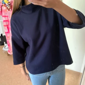 Mörkblå polotröja med trekvartsärm - Säljer en stilren mörkblå polotröja med hög hals och trekvartsärmar💓 storlek xs har en liten större passform