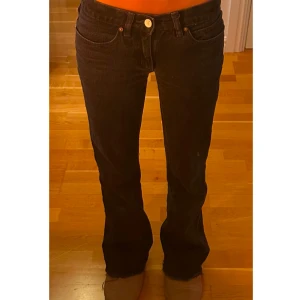 Svarta bootcut jeans från Abrand - Säljer dessa svarta jeans från Abrand. Dom är lågmidjade och bootcut. De har detaljer på knappen där fram och på ena bakfickan. Säljer då dom tyvärr inte kommer till användning längre. Passar för normalstorlek 32-34. Nypris är 999kr. 