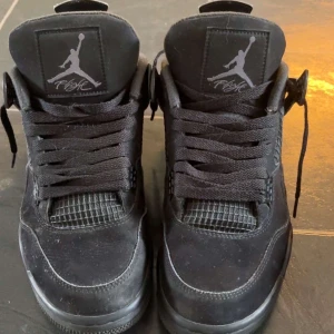 Jordan 4 Retro Black Cat (2020) - Säljer ett par helsvarta Nike Air Jordan 4 då jag inte kan ha dem längre, lådan ingår 