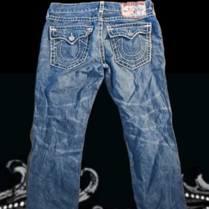 True Religion jeans med kontrastsömmar - Säljer mina true religions!!