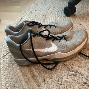 Kobe 6 metallic grey 46 - Kobe 6 metallic grey storlek 46 väldigt använda 