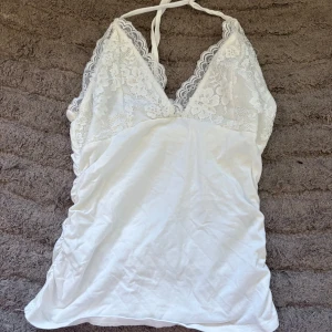 Vit spetsdetaljerad linnetopp - Söt vit linne aldrig använd o storlek S