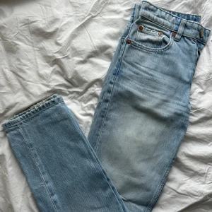 Zara jeans - Säljer dessa blåa raka jeans från Zara i strl 34! Använda fåtal gånger så i superbra skick!🩵🤩