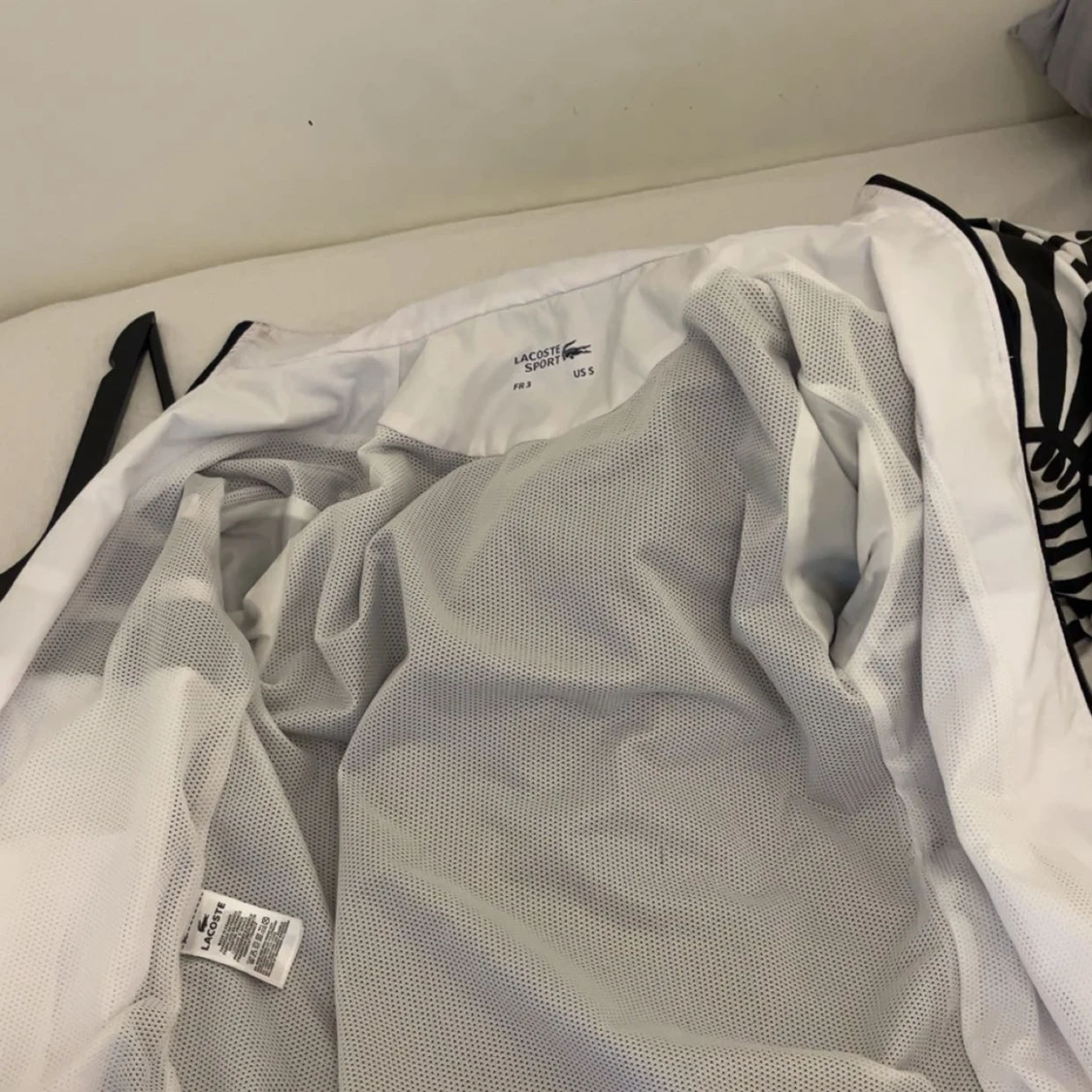 Blå vit Lacoste tracksuit i mycket bra skick  - 1