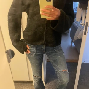 Jätte fina jeans med hål i - Jätte fina low waist jeans från H&M jag är 170 och de är lite för långa de är storlek 170 så 32-34 vid midjan använd ett par gånger och de är flared men inte för mycket. De ät också hål vid knät osv och de är knappfickor