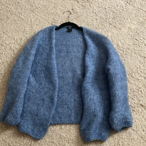 Blå stickad kofta från Lindex - Mysig blå stickad kofta från Lindex i storlek XS/S. Koftan har en öppen front utan knappar och är långärmad med en loose passform. Perfekt att slänga på sig över en t-shirt eller topp när det är kyligt ute.💞💞