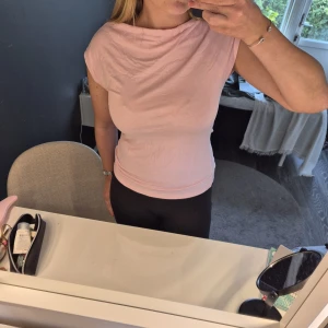 Ljusrosa topp från Lager 157 - Säljer en ljusrosa topp från 157 i storlek M. Den är jättesöt o passar till allt❣️passar mig som har S