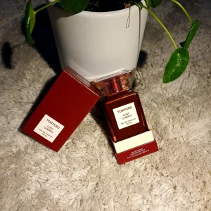 Tom Ford – Lost Cherry Eau de Parfum 100 ml   - Tom Ford – Lost Cherry Eau de Parfum 100 ml  Oanvänd och i mycket gott skick! Det här är en otroligt god och lyxig parfym med djupa körsbärstoner och varm sötma – perfekt för dig som gillar unika dofter med hög kvalitet.  🟥 Volym: 100 ml 🟥 Färg: Mörkröd flaska med elegant design 🟥 Kvalitet: Äkta vara, aldrig använd 🟥 Skick: Som ny, med originalförpackning 🟥 Snabb leverans – skickas inom 1–2 dagar 🟥 Priset är förhandlingsbart – skicka ett bud! 