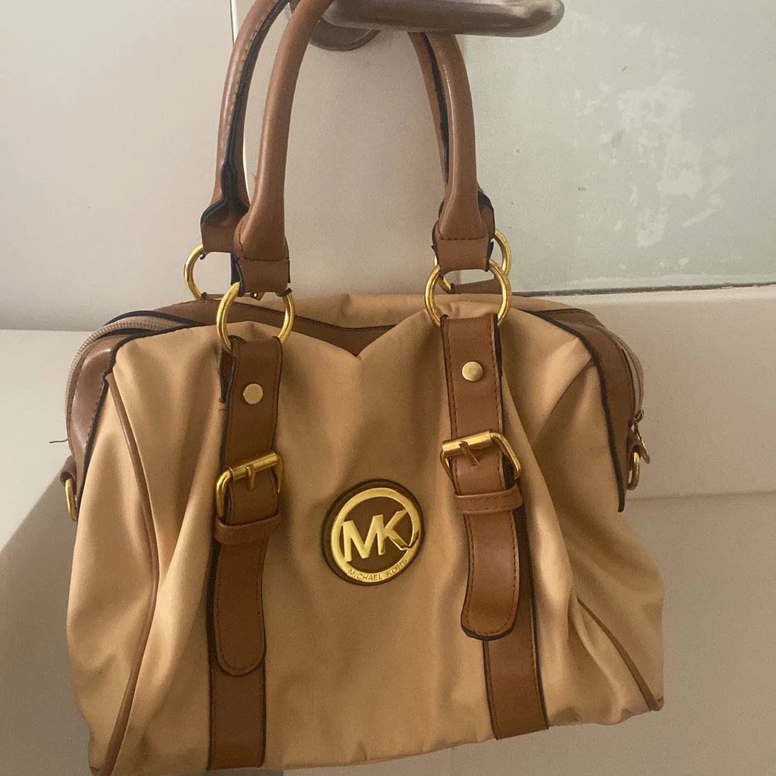 Beige handväska från Michael Kors