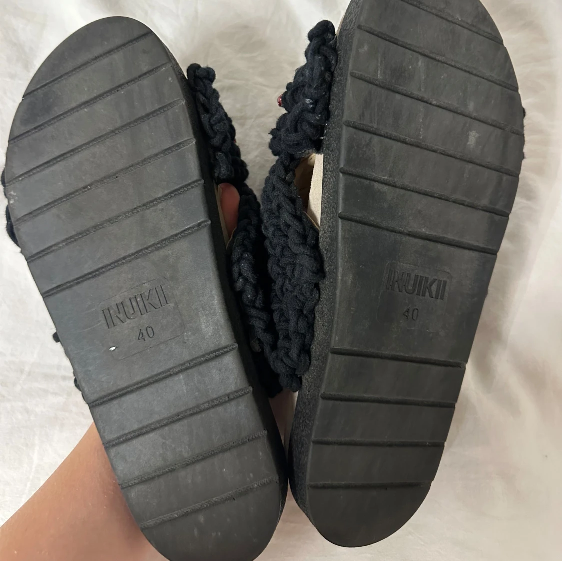 Svarta sandaler med pärlor från Inuikii - 2