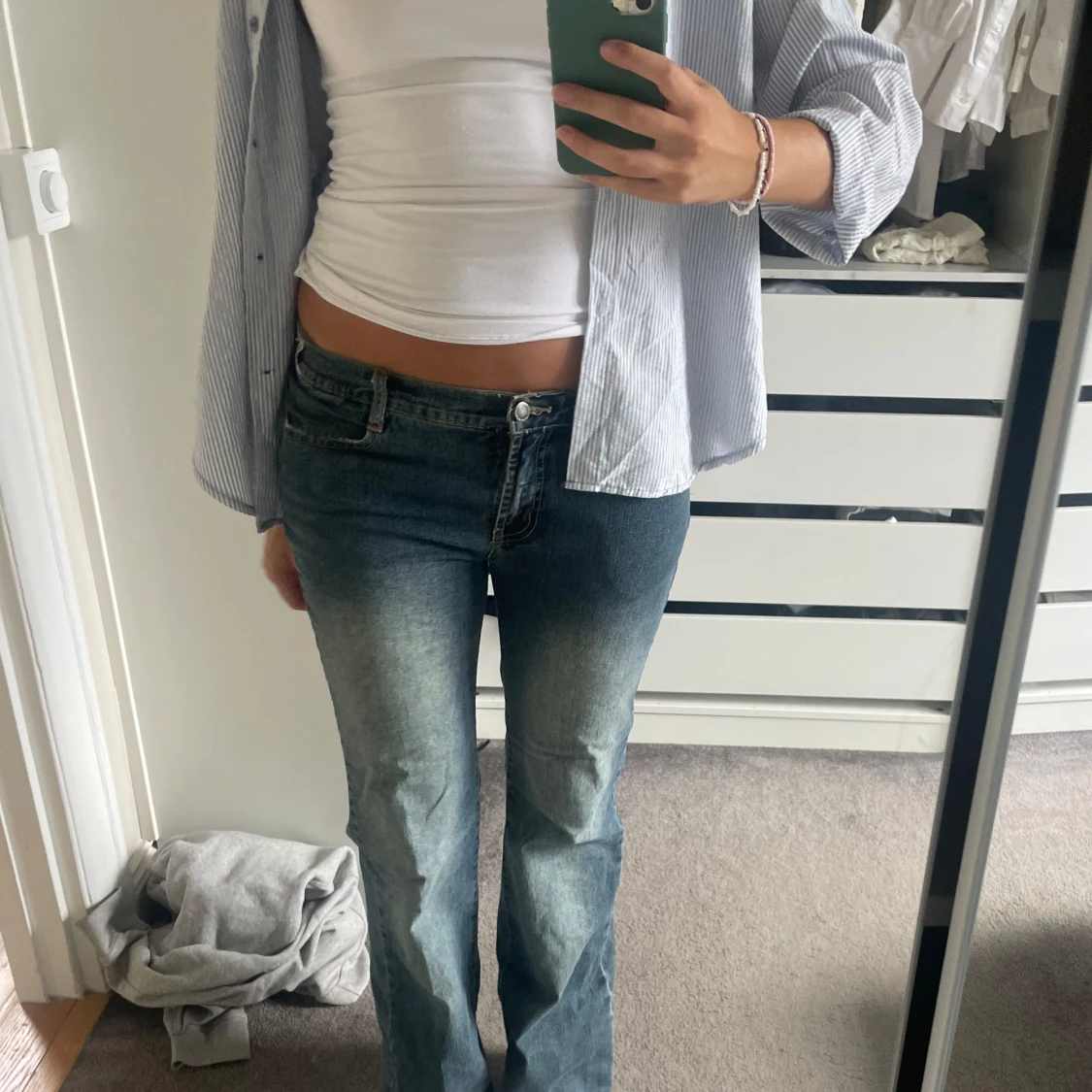 Blå bootcut jeans.  - 3
