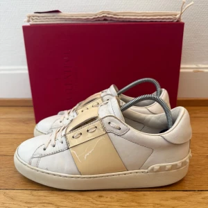Valentino open sneakers - Säljer nu dessa fina valentino skor | Fint skick | Storlek 36 | Kommer med box och dustbag + valentino kort | Hör gärna av er vid frågor eller funderingar 