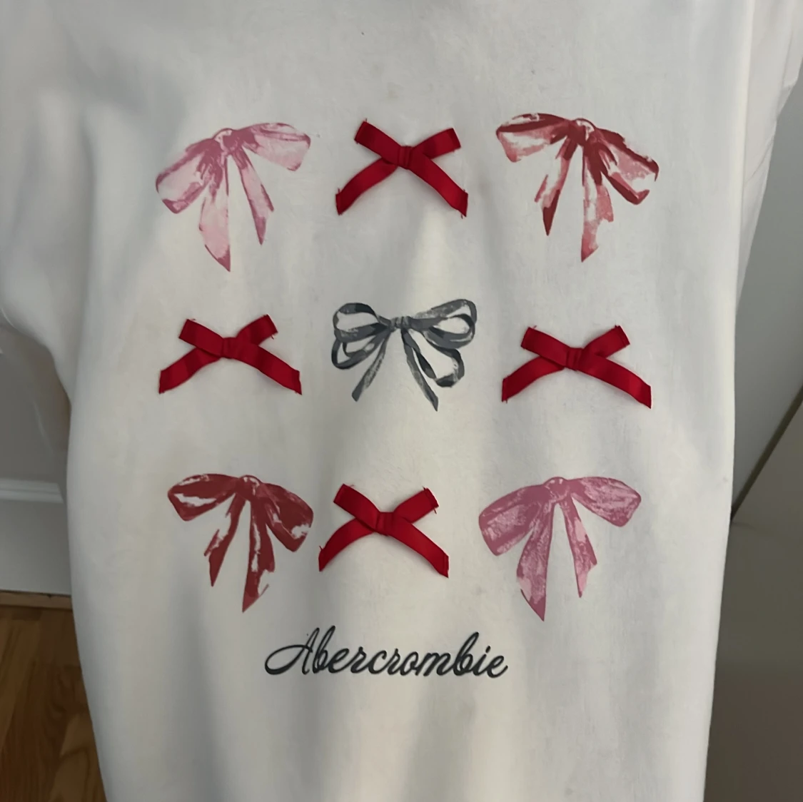 Vit hoodie med rosettprint Abercrombie - 2