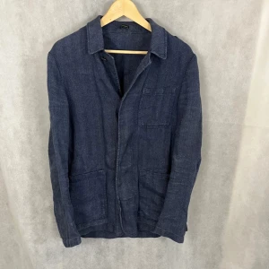 Massimodutti overshirt - Riktigt soft dutti overshirt i linne. Modellen är 185. Väldigt fint skick. Utmärkt för sommaren och våren. Storlek M/S