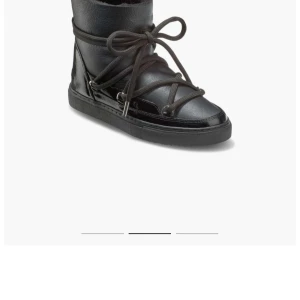 Svarta Inuikii - Säljer ett par svarta Inuikii skor nu perfekta för en kall vinter ❄️ jätte varma och snygga! Men inte kommit till användning. Storlek 37 men skulle säga att de passar en 38 också 💕💕💕