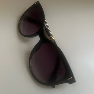 solglasögon - Snygga svarta solglasögon från glitter