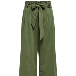 Gröna vida byxor med knyt från Zara - Snygga gröna byxor från Zara i storlek XS. De är högmidjade med breda ben och har ett knytband. Byxorna är tillverkade i ett mjukt och lätt material som känns skönt mot huden. Perfekta för en chill och trendig look. Oanvända och skickar iväg samma dag eller nästa🙌🏼