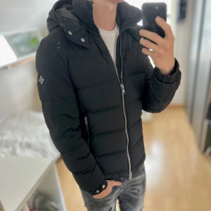 J.lindeberg Jacka - Mycket fint skick, inga defekter. Storlek M passar dig som är mellan 175-185cm. Nypris ca 4500kr. Modellen är 185 cm, 79 kg. Passar bra nu till sen sommar/höst. Skriv för mer information!🤝
