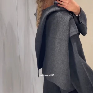 Zara Scarf Kappa Stickad Jacka Viral! - Säljer en mörkgrå stickad kappa från Zara med bred ihopsatt scarf. Storlek L-XL. I jättefint skick