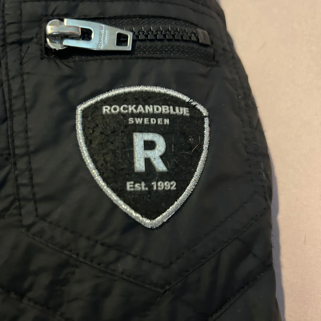 Svart Rockandblue dunjacka med pälsluva  - 3