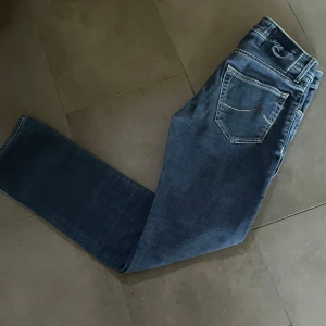 Jacob cohen jeans - |Säljer nu dessa otroligt snygga och trendiga Jacob cohen jeansen i storlek 30| nypris:5500kr| nyskick, endast använda ett par fåtal gånger| otroligt eftertraktade och populära slim jeans| Hör av dig vid minsta lilla fråga/ fundering! 