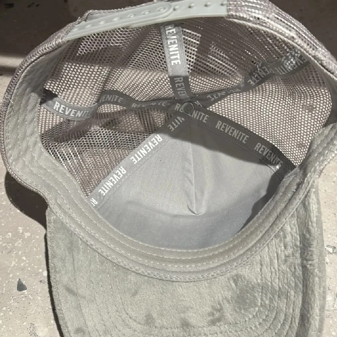 En snygg grå keps från Revenite  - 1