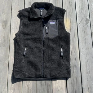 Svart patagonia väst - Säljer min extremt trendiga patagonia väst! Skicket är 10/10 som ny. Strl är S. Mitt pris 739 kr, nytt pris ca 2000!  Obs tänk på att det är fri frakt så passa på. Hör av er vid frågor!