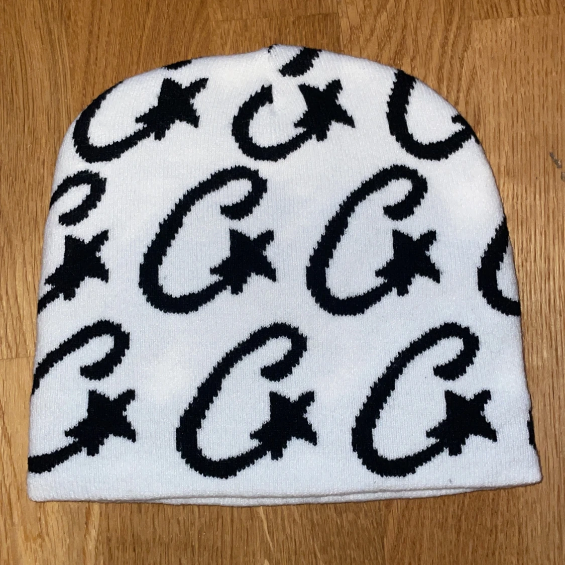 Vit mössa med svart stjärnmönster - 1