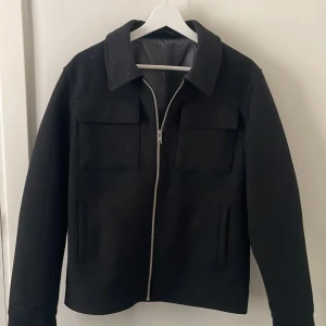 Jack and Jones jacka - Svart snygg jacka köpt från Jack and Jones! Passar perfekt en kallare sommarkväll eller till hösten! Använd 2-3 gånger så nyskick. Nypris 1 099kr, vid frågor skriv bara! 