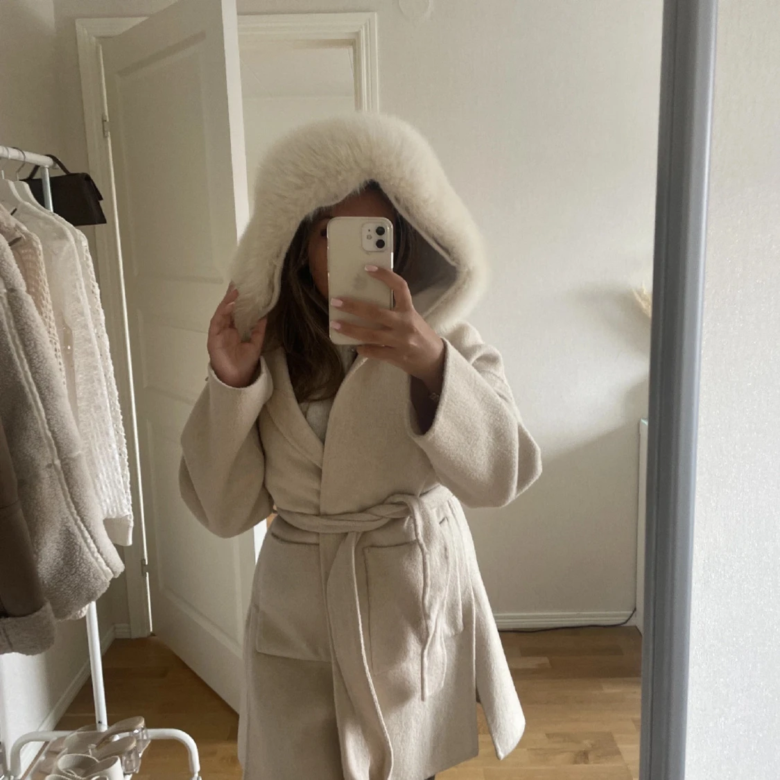 Beige kappa med bälte