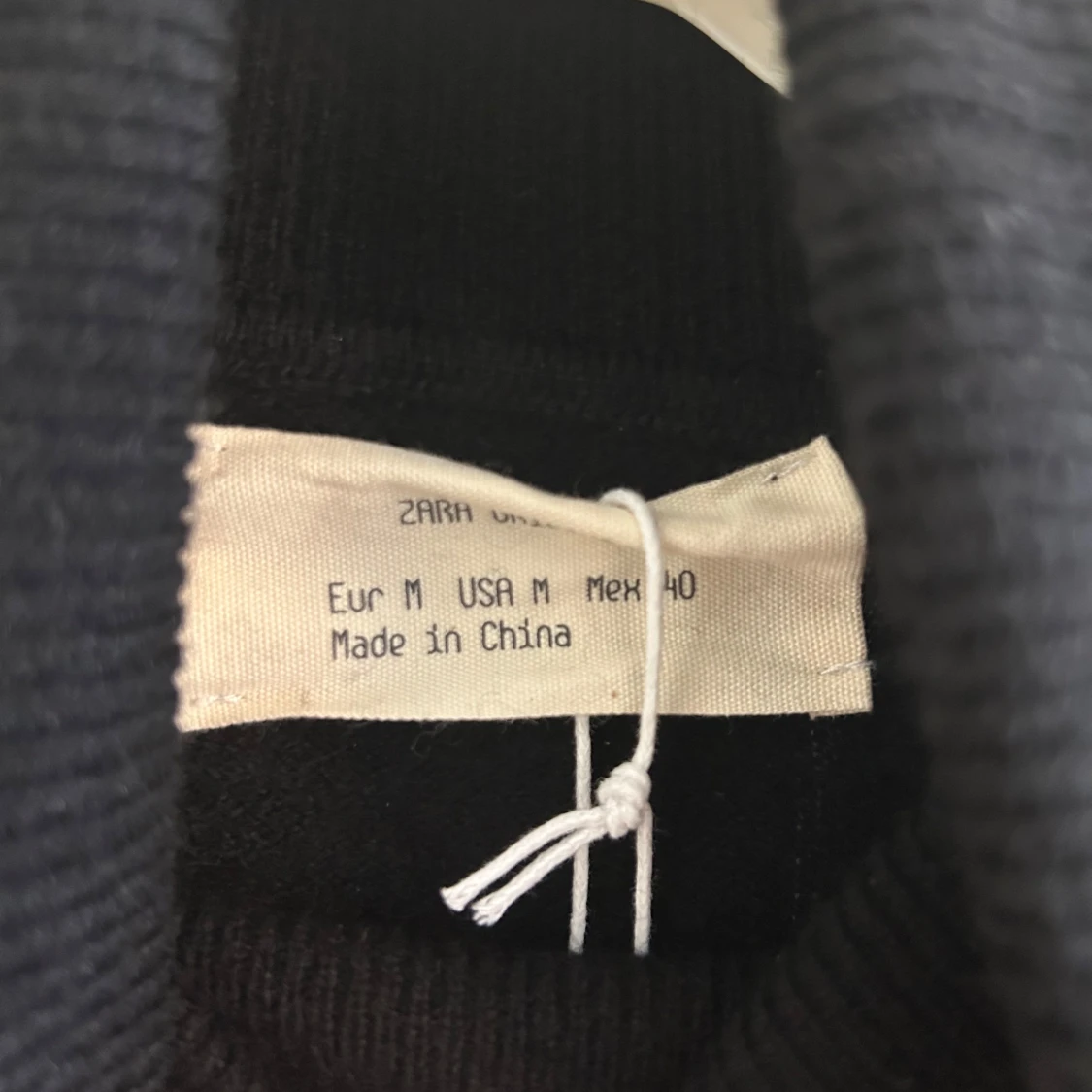 Svart turtleneck i kashmir från Zara - 2