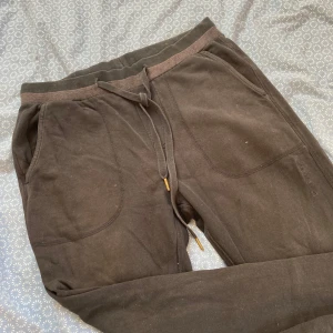 Svarta mjukisbyxor Calvin Klein S - Vintage midrise svarta mjukisbyxor från Calvin Klein. Byxorna är i mjukt bomullsmaterial och har en avslappnad passform. Det finns några hål, det kan ses på bilderna. Säljer då  de inte kommer till användning. Priset kan diskuteras💞💞
