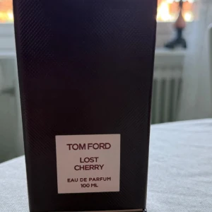 Tom Ford lost cherry - Säljer en Tom Ford Lost Cherry 100 ml, endast testad en gång och i nära nyskick. Både flaska och förpackning är i perfekt skick.  Lost Cherry är en lyxig och sensuell doft med söta körsbär, mandel och varm vanilj – en unik parfym som sticker ut och passar både till vardags och speciella tillfällen.  Vid frågor eller intresse, tveka inte att höra av dig!