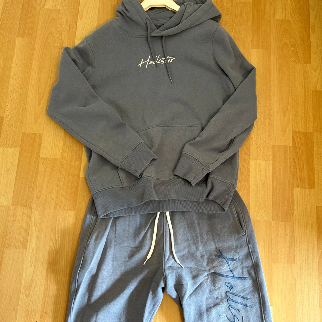 Blå hoodie från Hollister - 3