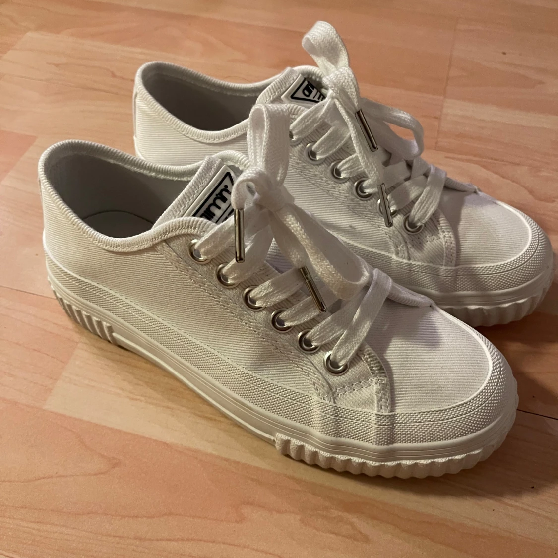 Aimn vita sneakers med platåsula strl 36/37 - 2
