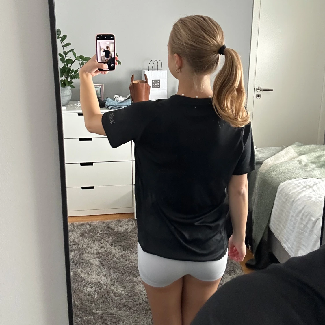 Svart tränings-t shirt  - 2