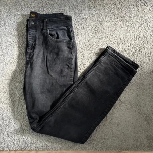 Svarta slim jeans från Lee - Tja! Säljer ett par riktigt feta slim fit jeans ifrån Lee! | Färg~Svart | L30 W29 | Hör av er vid minsta lilla fundering🙌