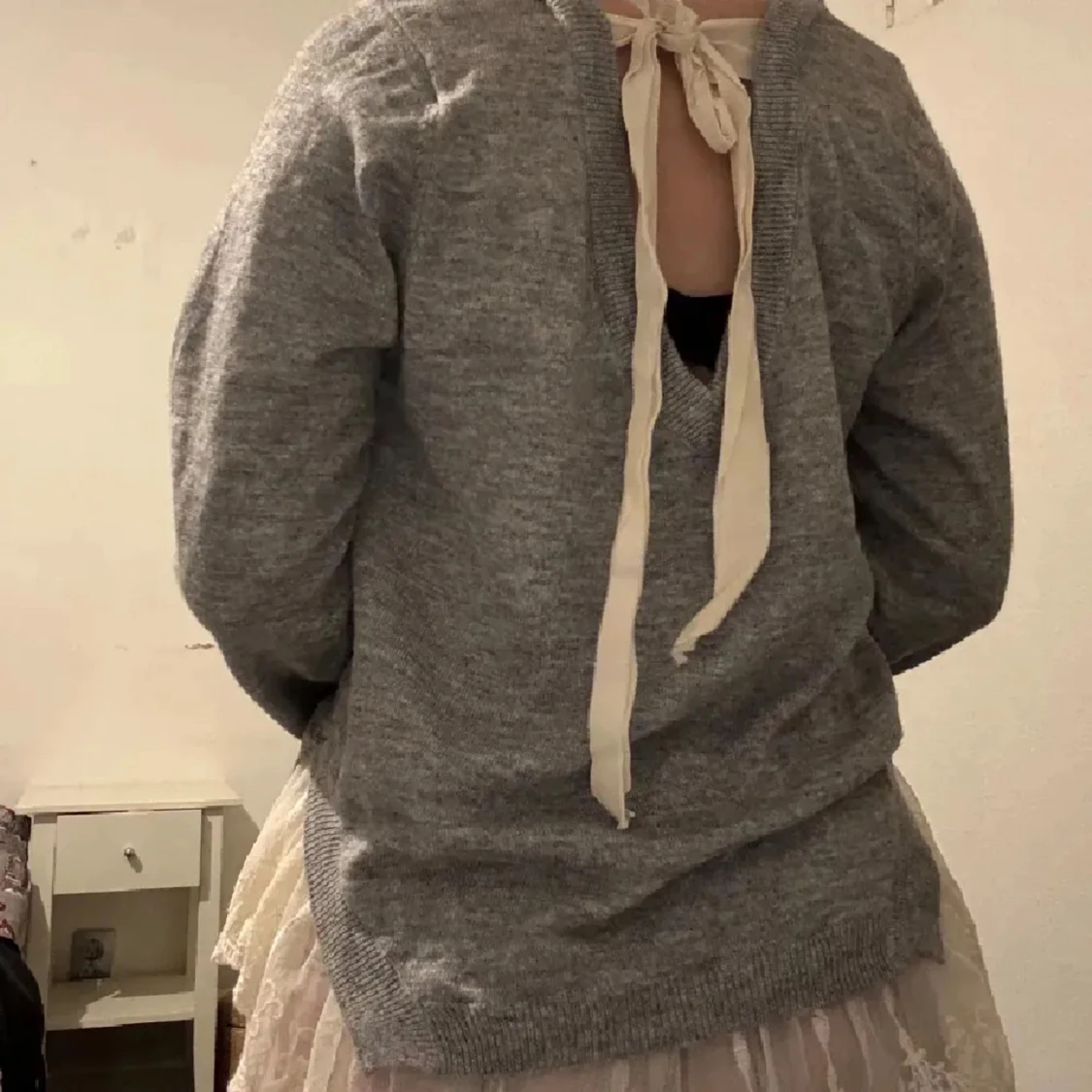 Grå stickad tröja med spets och rosett - 1