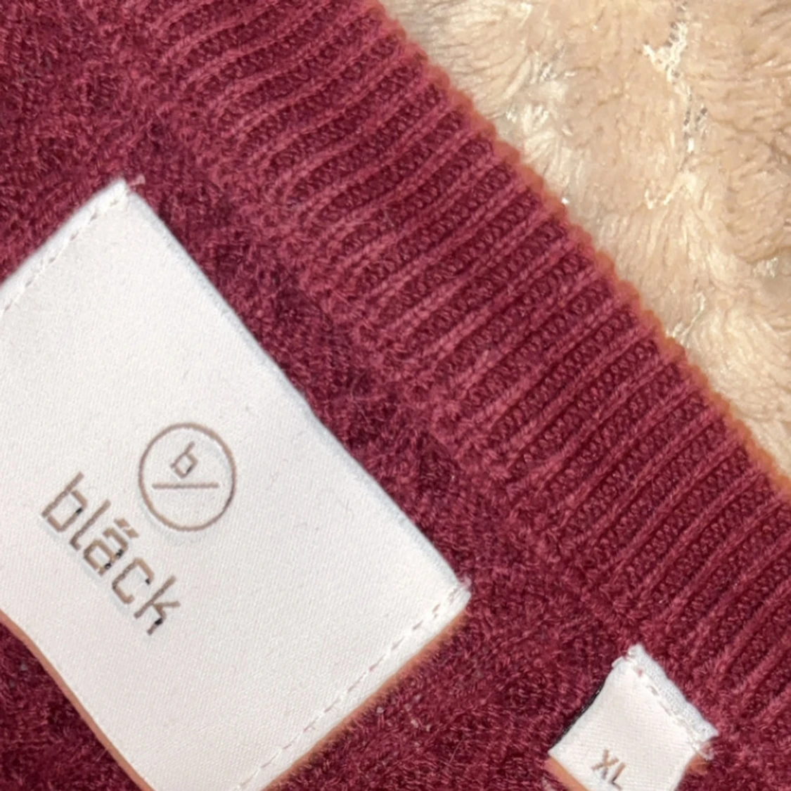 Vinröd stickad tröja från Bläck - 2