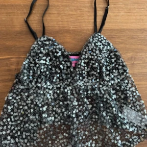 Glittrig paljettopp - Supersnygg paljettopp från edikted, perfekt som festtopp. Använd bara en gång, köptes för 400kr. Pris kan negotieras! KÖP BARA GENOM POSTNORD!!