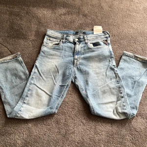 Ljusblå Replay jeans straight fit  - Säljer ett par ljusblå jeans från Replay storlek 12 år. Ett hål i höger ficka och en liten ljus fläck på vänster ben. Priset ör diskuterbart, hör av dig om du har några frågor