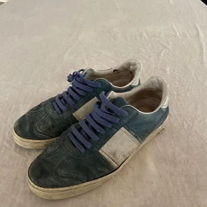 Valentino sneakers med mockadetaljer - Valentino flycrew i ljusblå mocka. Skorna är väl använda, storlek 42. Har varit lat och inte orkat tvätta skorna, går att fräscha upp rätt rejält!