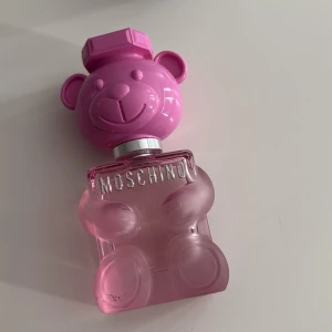 Moschino Toy 2 Bubble Gum parfym - Håller länge har en god doft av bubbelgum, inte så barnslig i doften men väldigt söt. Köpt i Sverige 