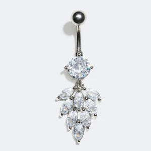 Navelpiercing med hänge med glasstenar - Silverfärgad navelpiercing med större, rund glassten samt hänge med flera ovala stenar i Cubic Zirconia.  Piercingstaven och kulan är gjorda av kirurgiskt stål och hänget i mässing.