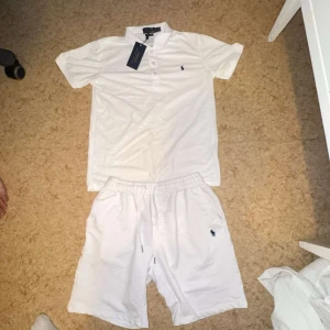Vita shorts från Polo Ralph Lauren - Fräscha vita shorts från Polo Ralph Lauren med klassisk logga broderad på vänster ben. Modellen har elastisk midja med snörning och är tillverkad i mjuk bomull. Perfekta för chill dagar och sommarhäng, riktigt clean look.