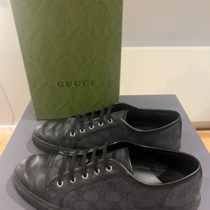 Svarta Gucci Sneakars - Ett par feta svarta Gucci trainers. Finns tecken på användning men annars toppen skick. Skriv för funderingar.