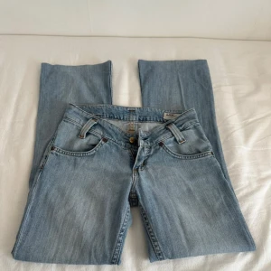Ljusblå lågmidjade Lee jeans - Säljer ett par ljusblå super lågmidjade jeans från Lee. 