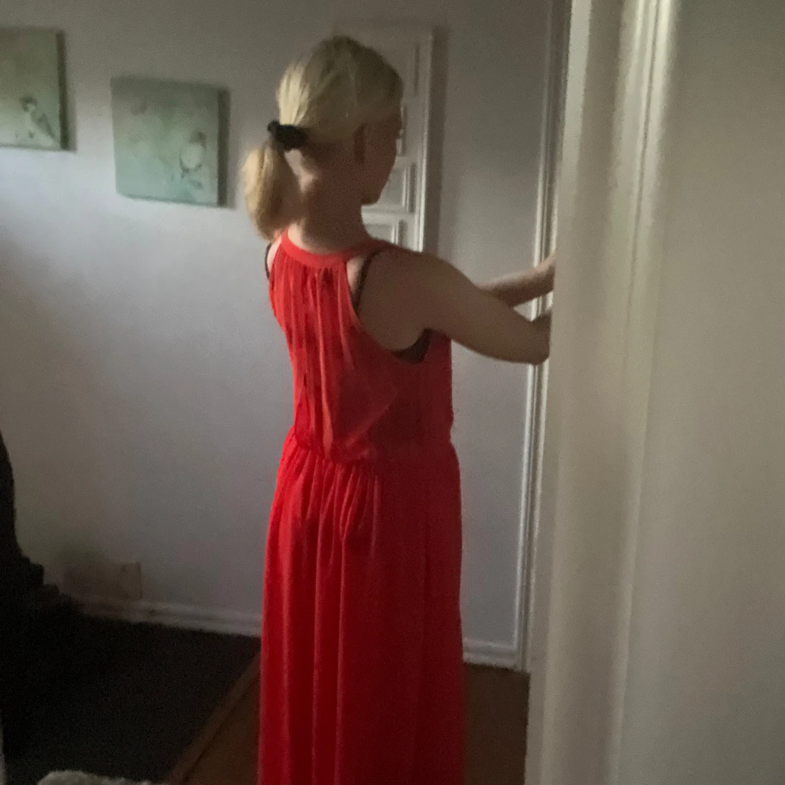Röd långklänning med v-ringning - 1