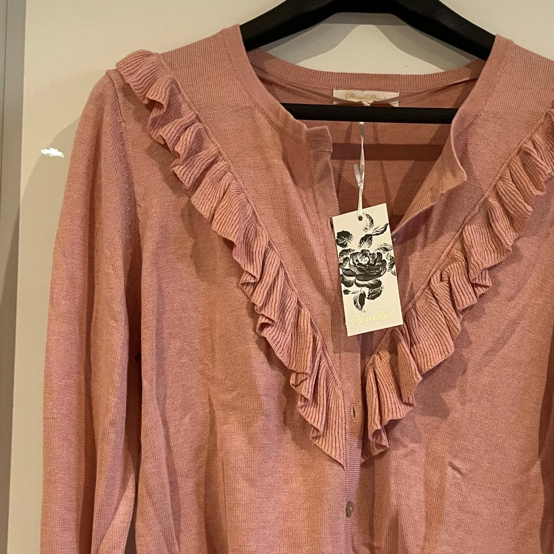 Rosa kofta med volang från RoseBud - 1